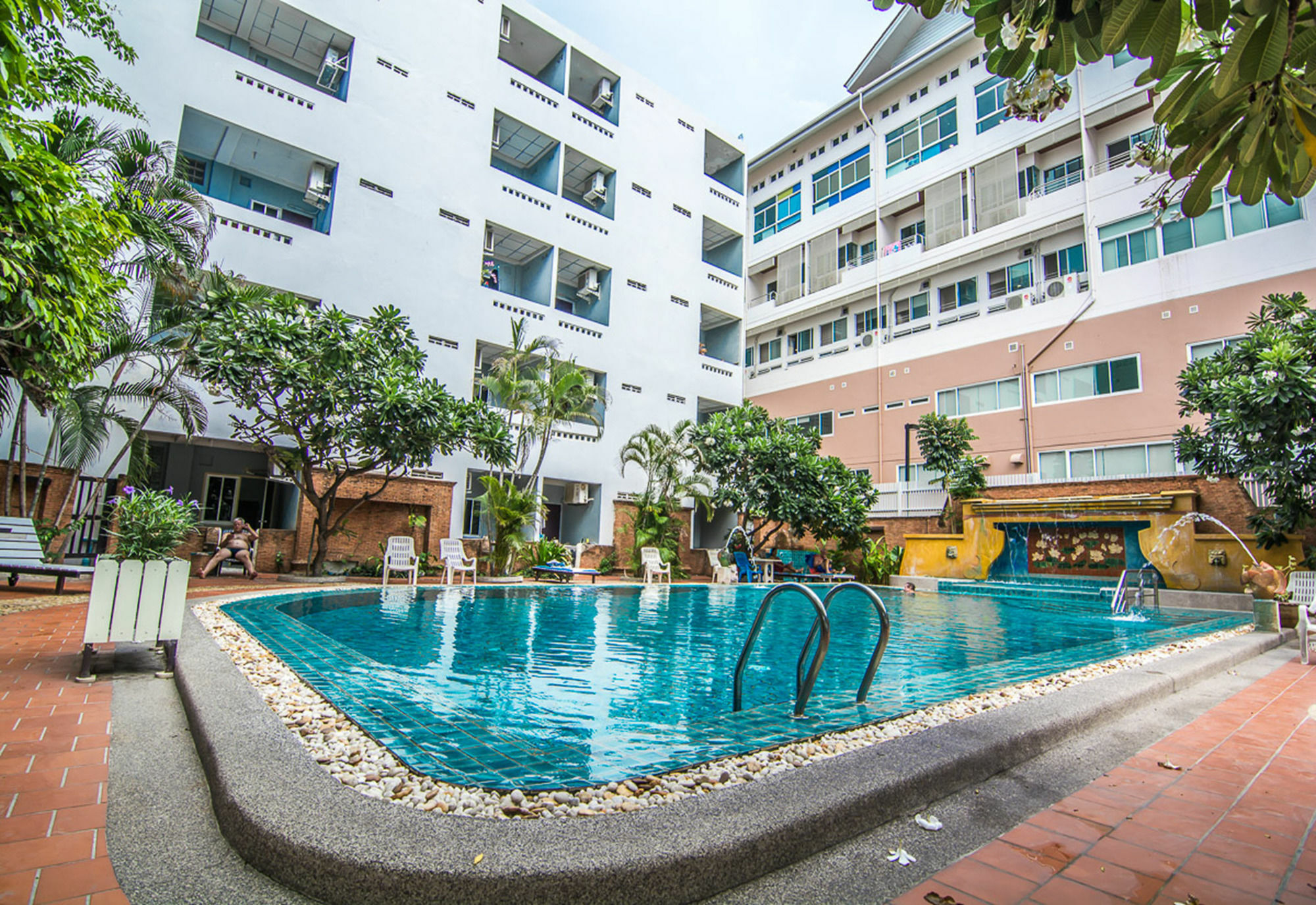 Sutus Court 5 Hotel Pattaya Exterior foto